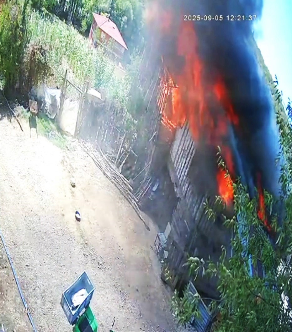 Ahşap evde başlayıp ormanlık alana sı&ccedil;rayan yangının g&uuml;venlik kamerası g&ouml;r&uuml;nt&uuml;leri ortaya &ccedil;ıktı
