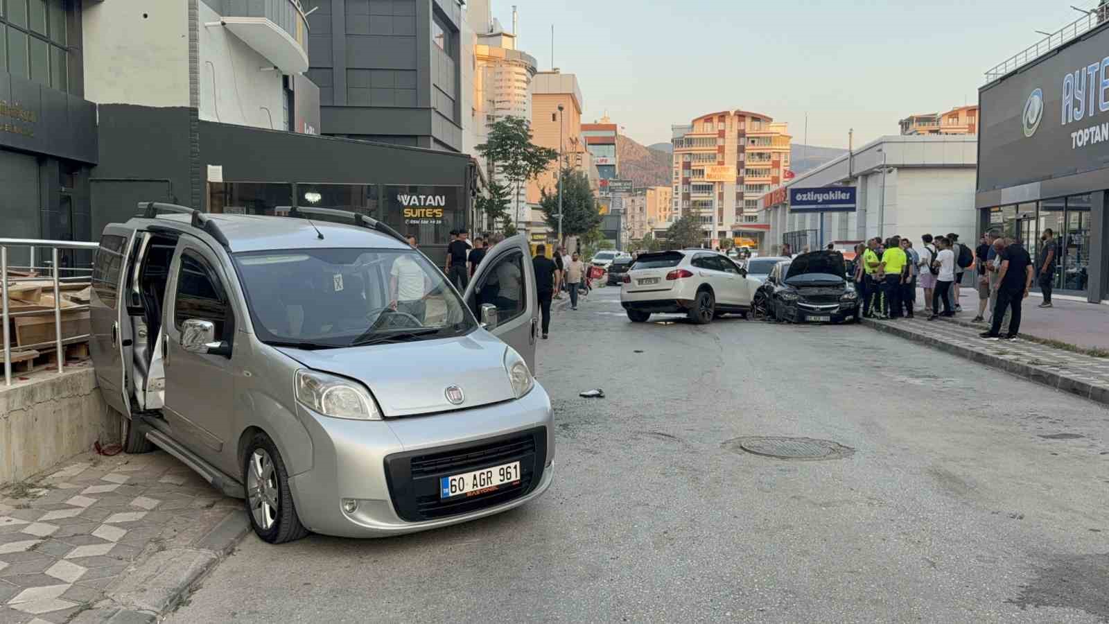 Panelvan ile &ccedil;arpışan Porsche&rsquo;nin tekeri koptu
