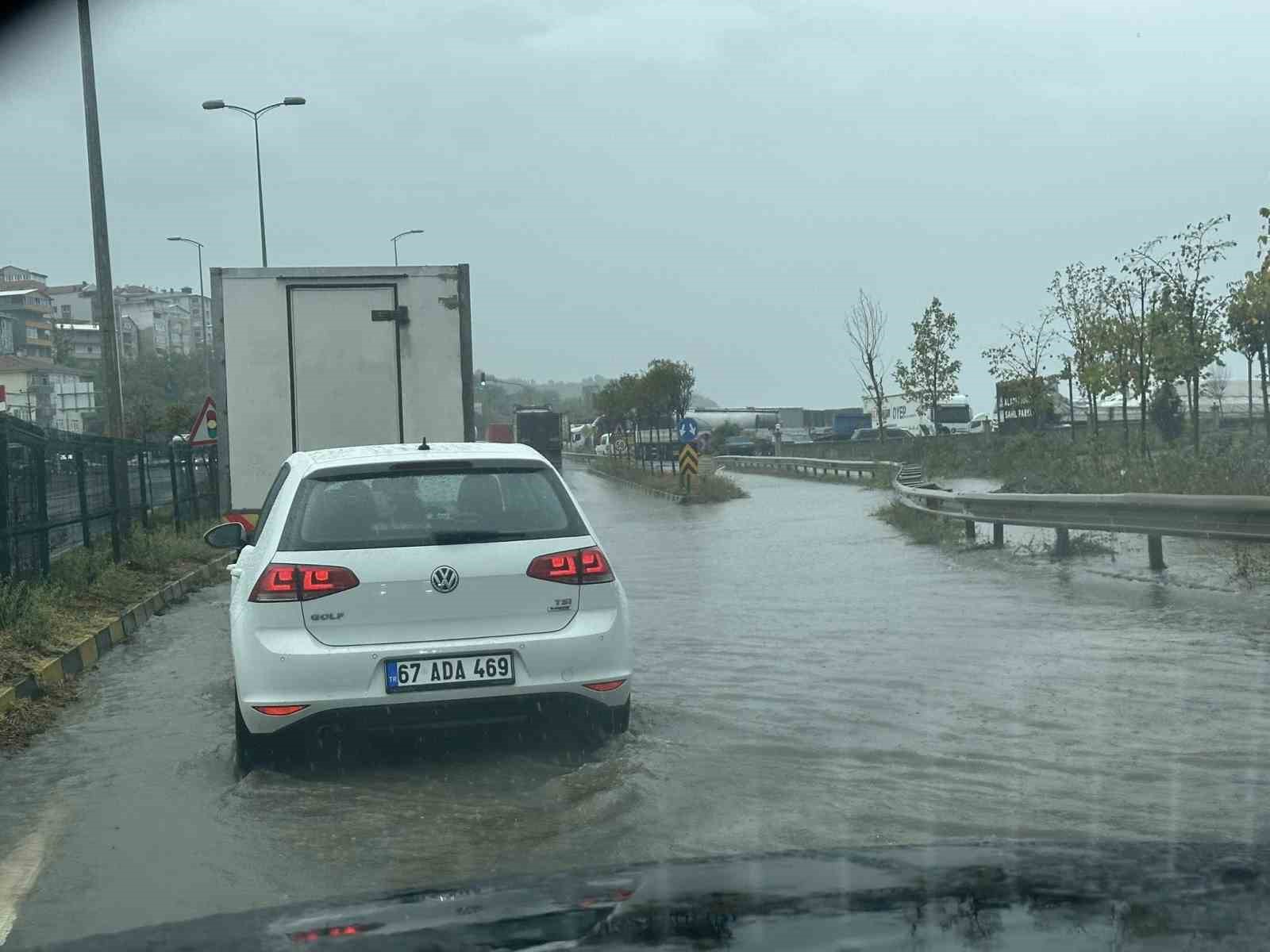 Zonguldak’ta şiddetli yağış ulaşımı aksattı
