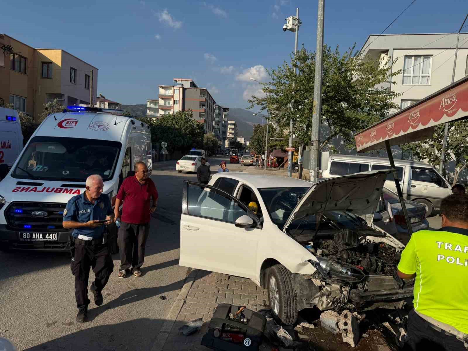 Osmaniye&rsquo;de iki otomobilin karıştığı kazada 3 kişi yaralandı
