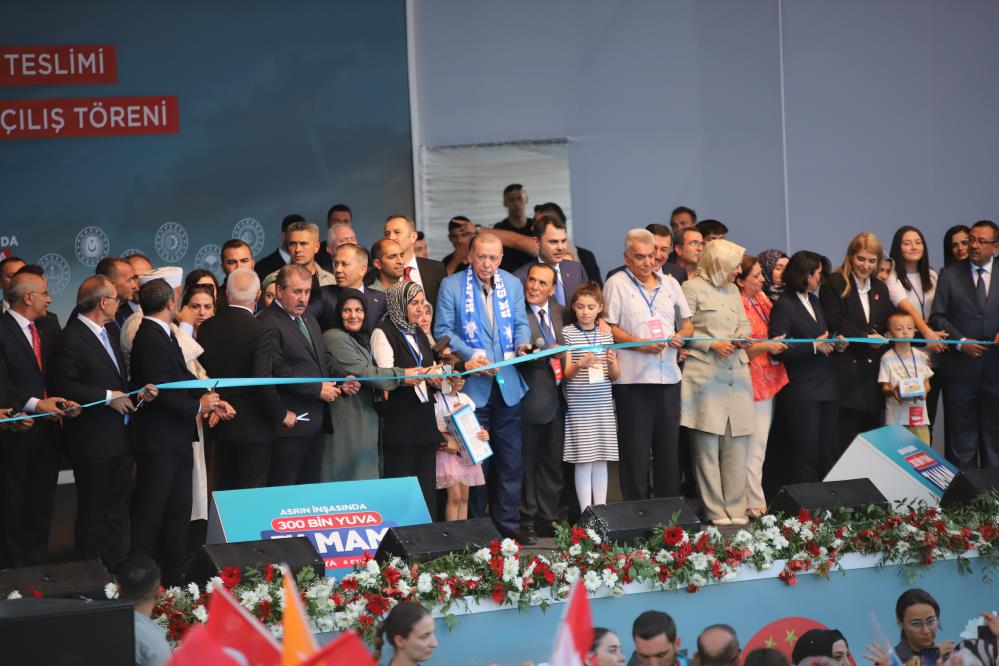 Cumhurbaşkanı Erdoğan 'hazırlıklıyız' deyip duyurdu! 300 bininci konut teslim edildi...