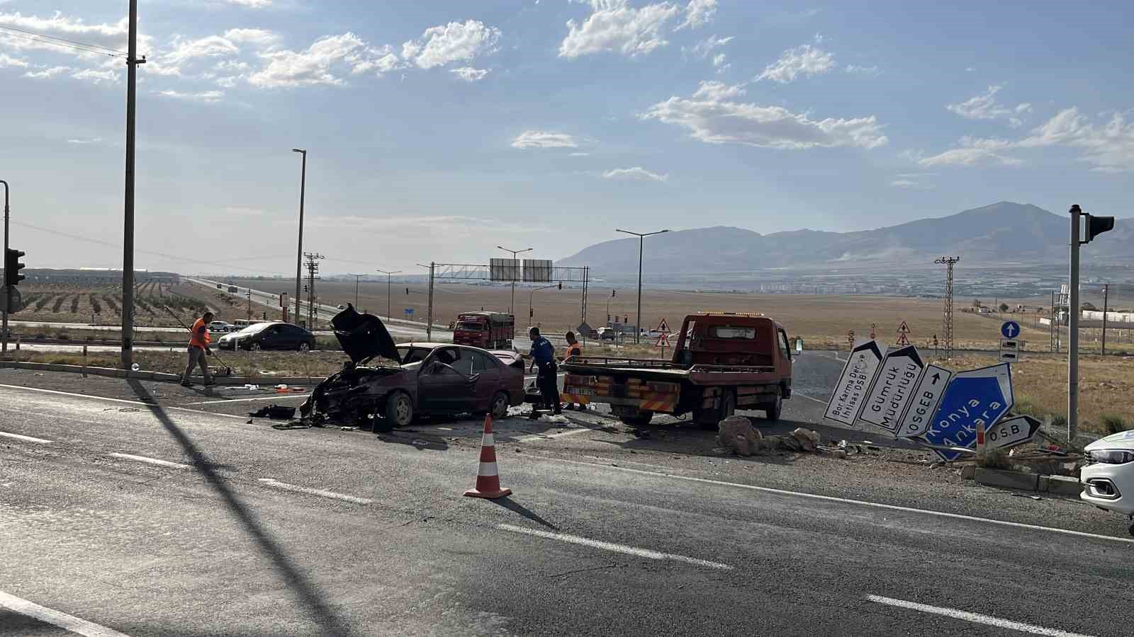 Niğde’de refüje çarpan otomobil alev aldı: 1 yaralı