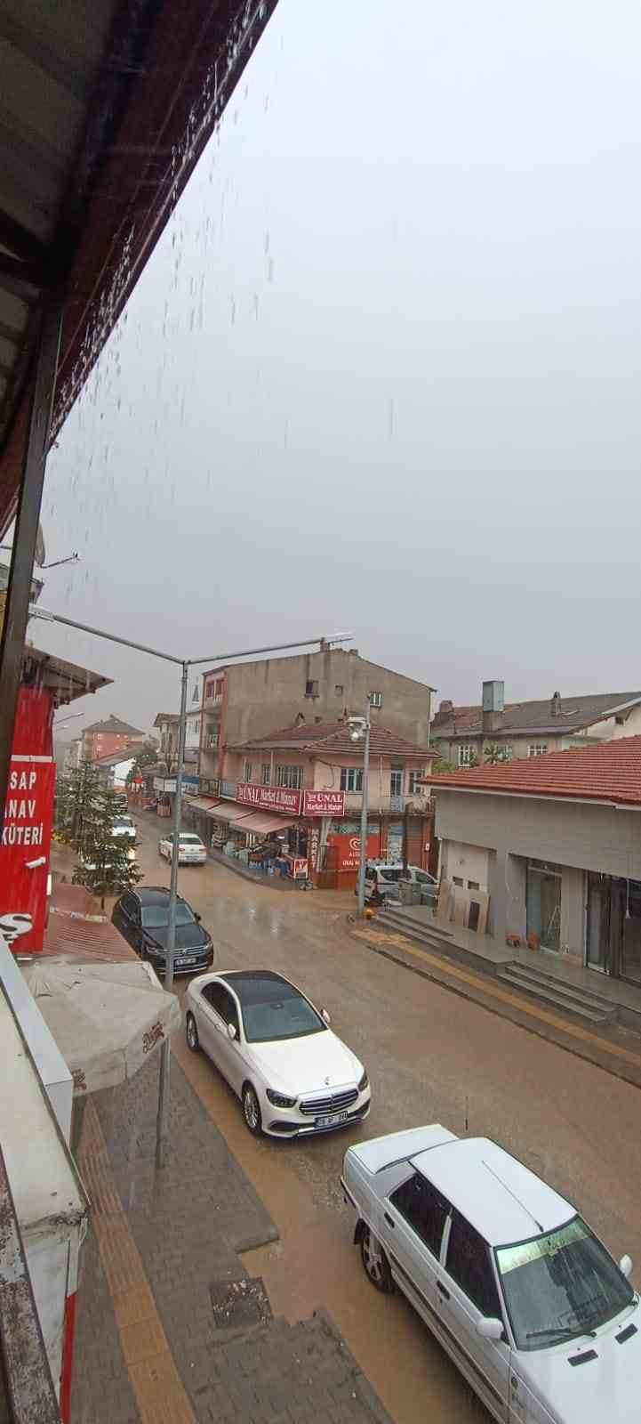 Eflani&rsquo;de sağanak yolları g&ouml;le &ccedil;evirdi
