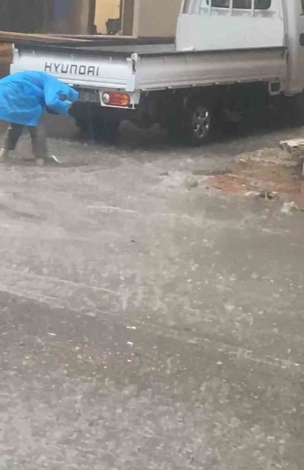 Kozcağız’da sağanak yağış yolları göle çevirdi
