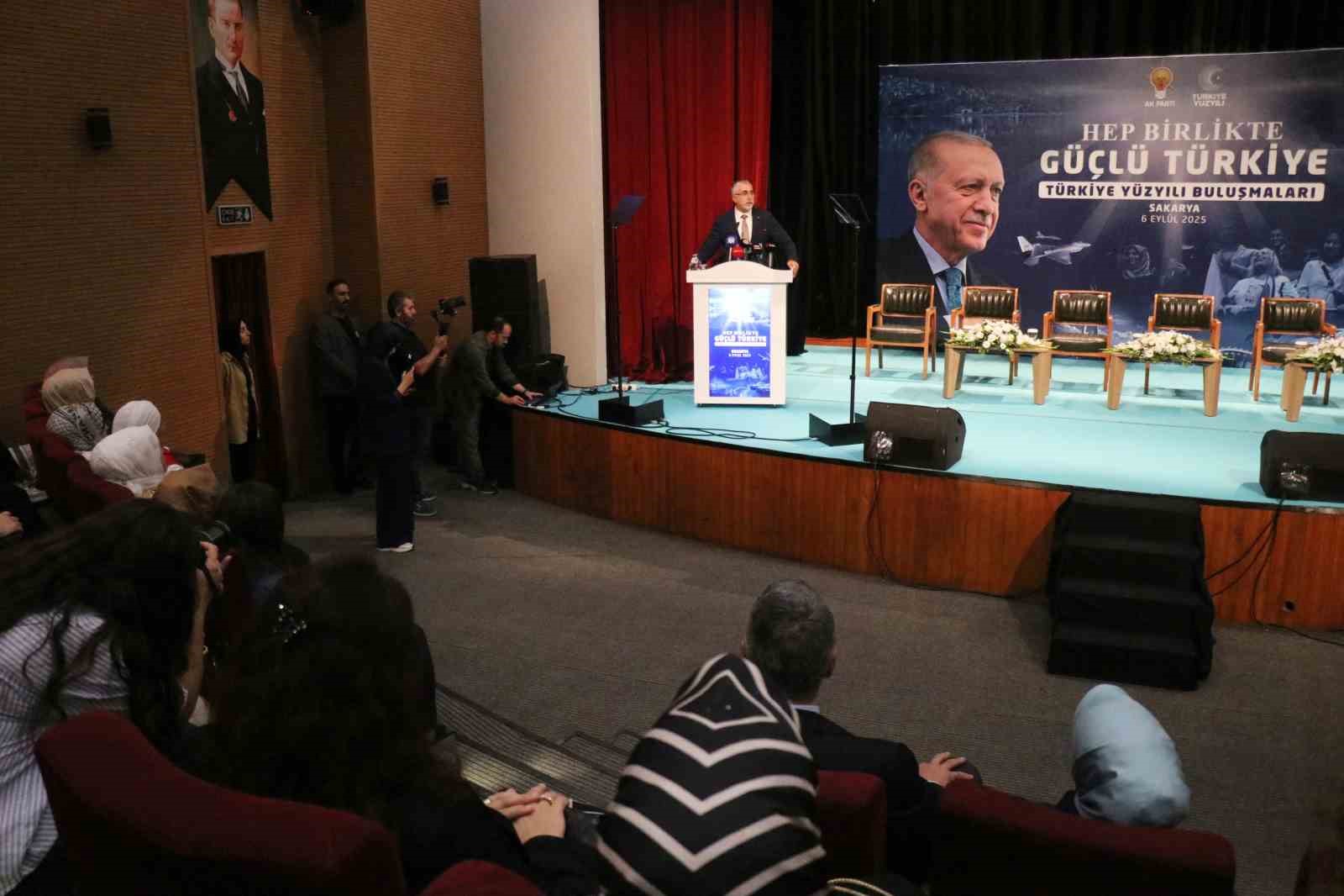 Bakan Işıkhan: "Y&uuml;z yılımızı kurtarmak i&ccedil;in değil, y&uuml;z yıla y&ouml;n vermek &uuml;zere b&uuml;y&uuml;k bir m&uuml;cadele veriyoruz"
