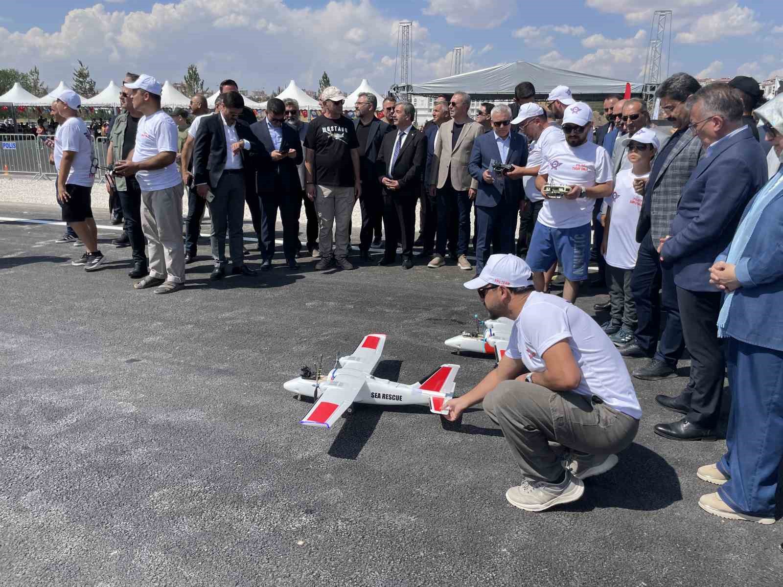 Kıbrıs çıkartması kahramanı Cengiz Topel’in ismini taşıyan İHA ve model uçak pisti törenle açıldı