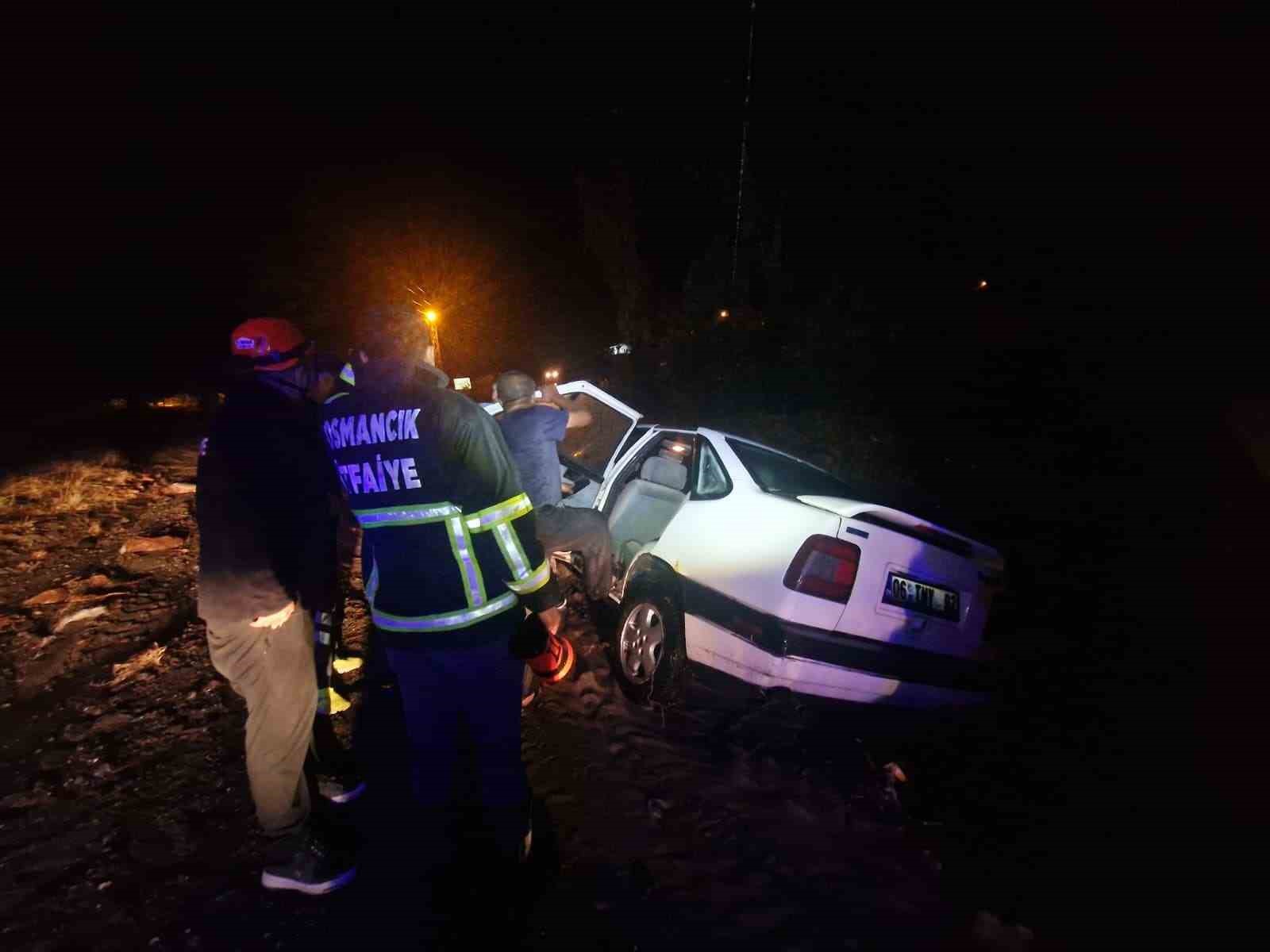 Sağanak sonrası &ccedil;amura saplanan ara&ccedil; mahsur kaldı
