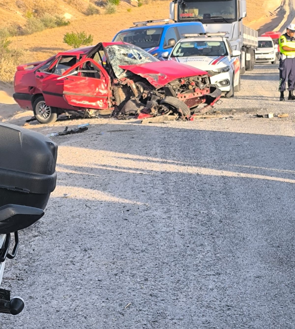 Nevşehir&rsquo;de otomobil ile minib&uuml;s kafa kafaya &ccedil;arpıştı: 1 &ouml;l&uuml;, 2 yaralı
