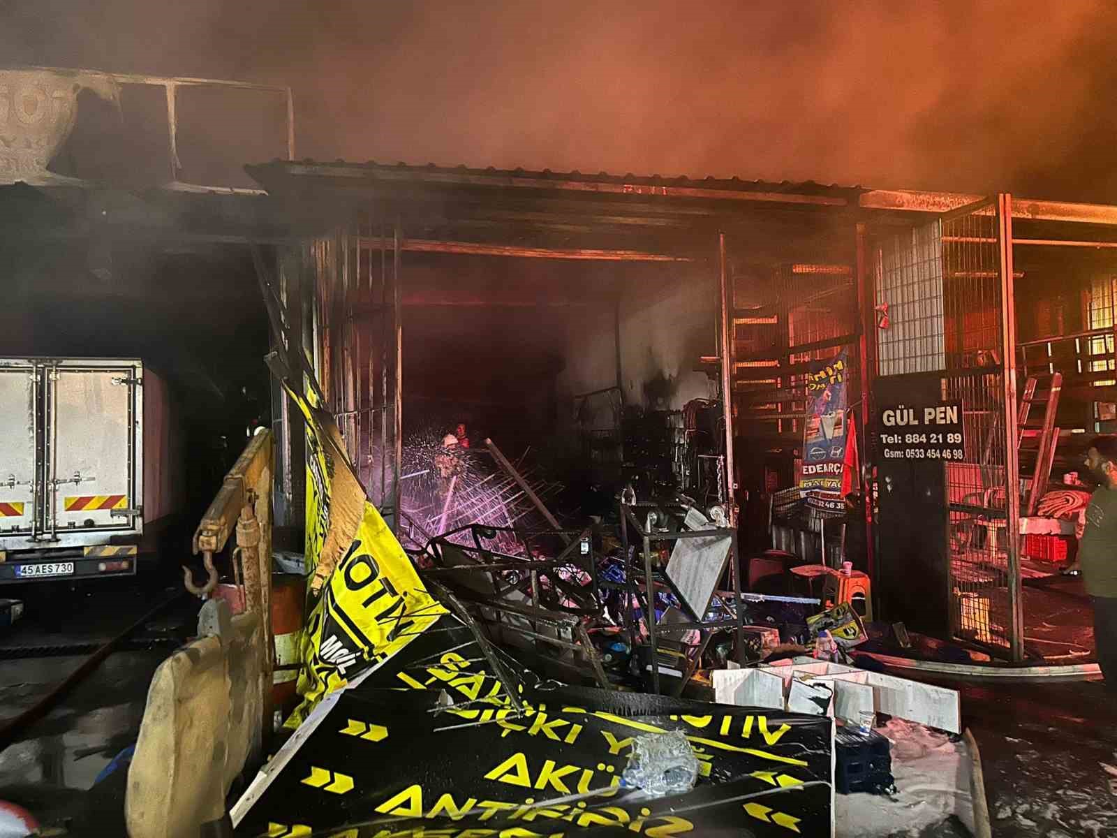 İzmir&rsquo;de sanayi sitesinde yangın: 3 iş yeri k&uuml;l oldu
