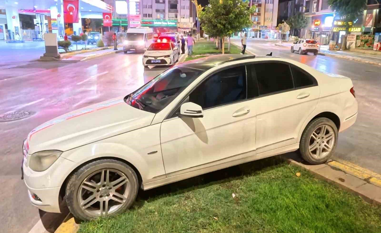 Alkol alıp direksiyona ge&ccedil;ti, kaza yapıp g&ouml;zaltına alınınca, "Hayvan mıyım?" dedi
