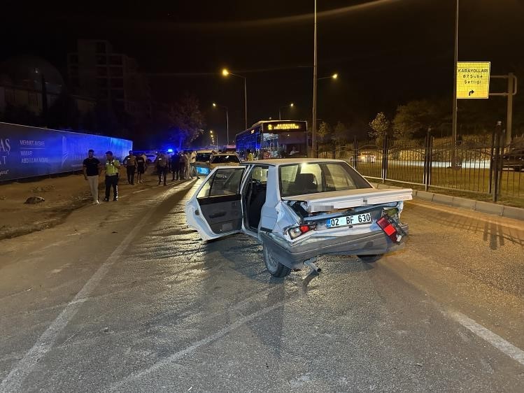 Otomobile arkadan &ccedil;arpan aracın s&uuml;r&uuml;c&uuml;s&uuml; ka&ccedil;tı: 1 yaralı

