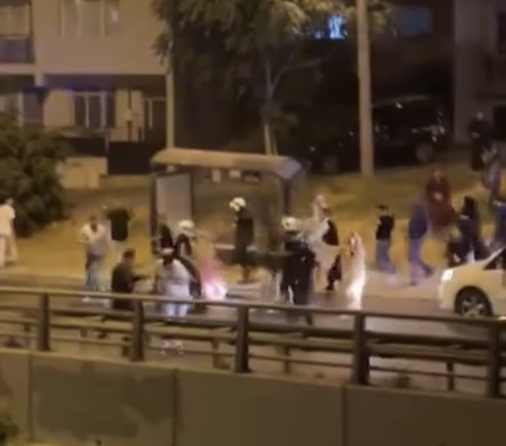 İzmir&rsquo;de d&uuml;ğ&uuml;n sonrası meydan muharebesi gibi kavga
