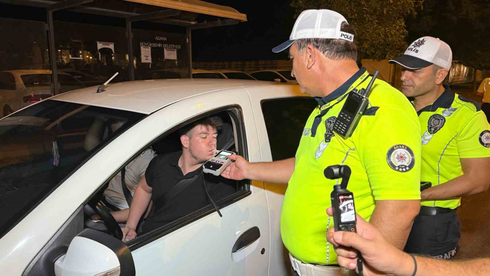 Adana&rsquo;da alkoll&uuml; ara&ccedil; kullananlar polisten ka&ccedil;amadı
