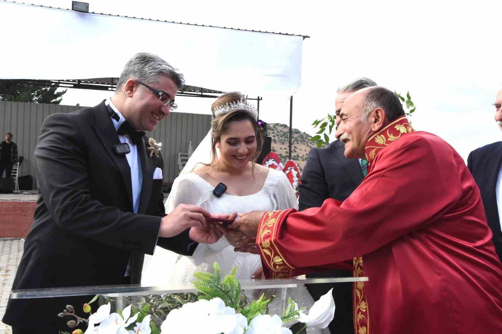 Başkan &Ouml;zcan, Kızının nikahını kıydı
