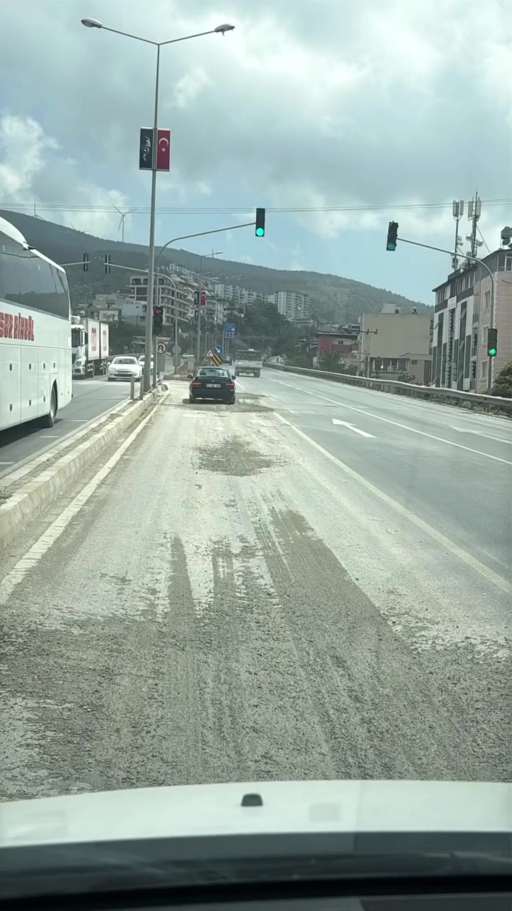 Seyir halindeki mikser, d&ouml;n&uuml;ş esnasında yolu betonla kapladı
