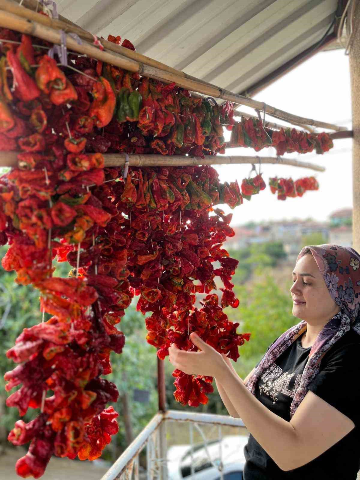 Sarıgöllü kadınlardan kışlık mesaisi

