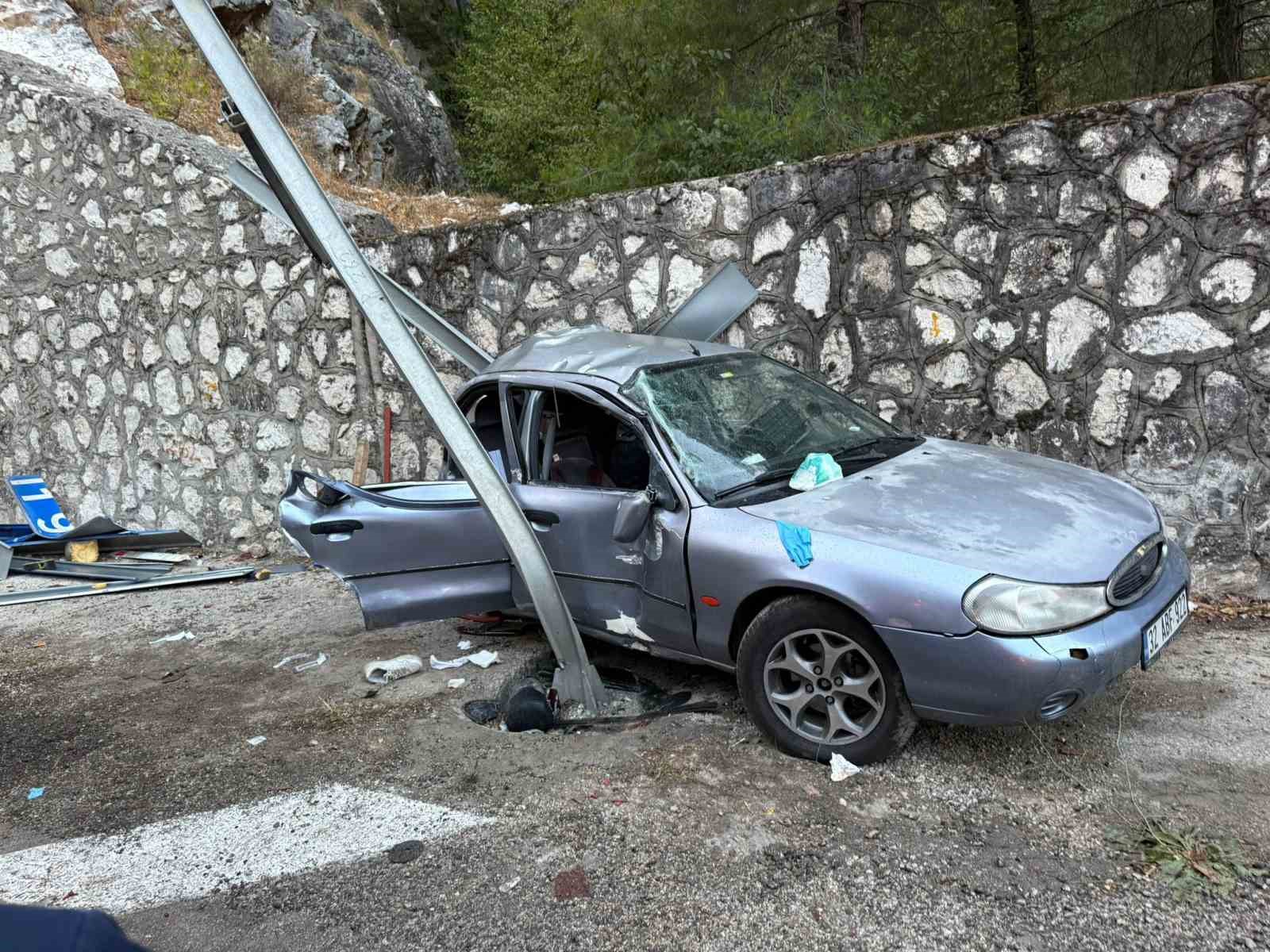 Burdur&rsquo;da otomobil yol kenarındaki levhaya &ccedil;arptı: 3 yaralı

