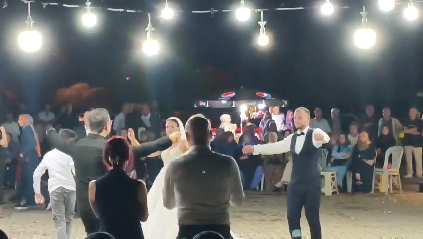 Düğün fotoğrafını damadın iş yerinde sıcak asfalt dökülürken çekildiler