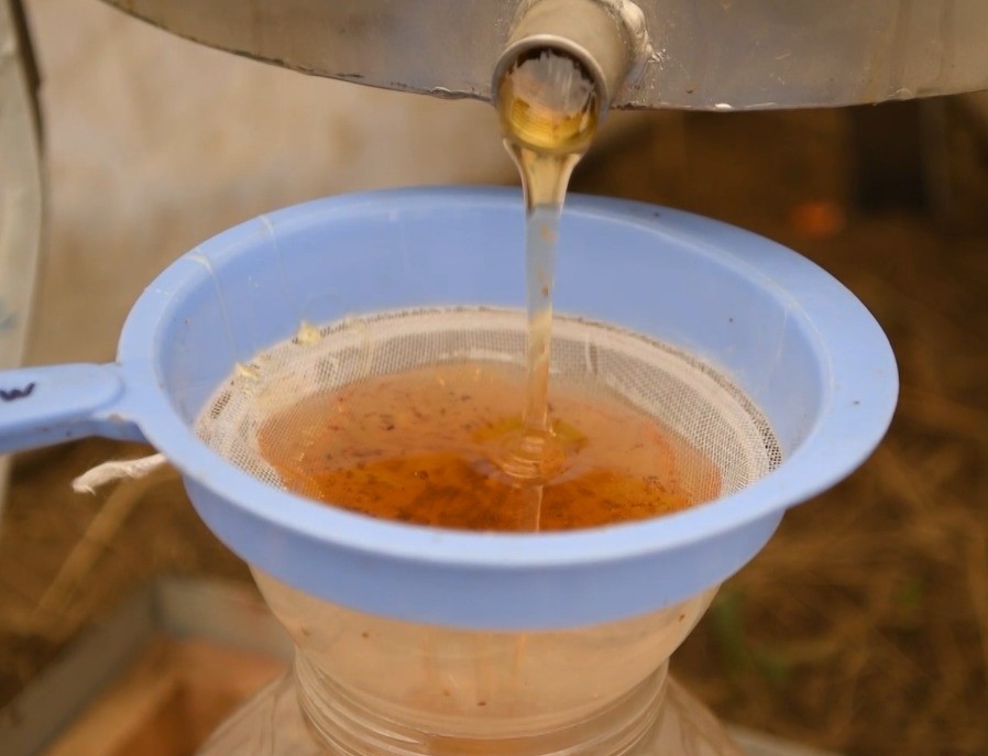 Nurhak&rsquo;ın Tahtalı Yaylası&rsquo;nda bal sağımı
