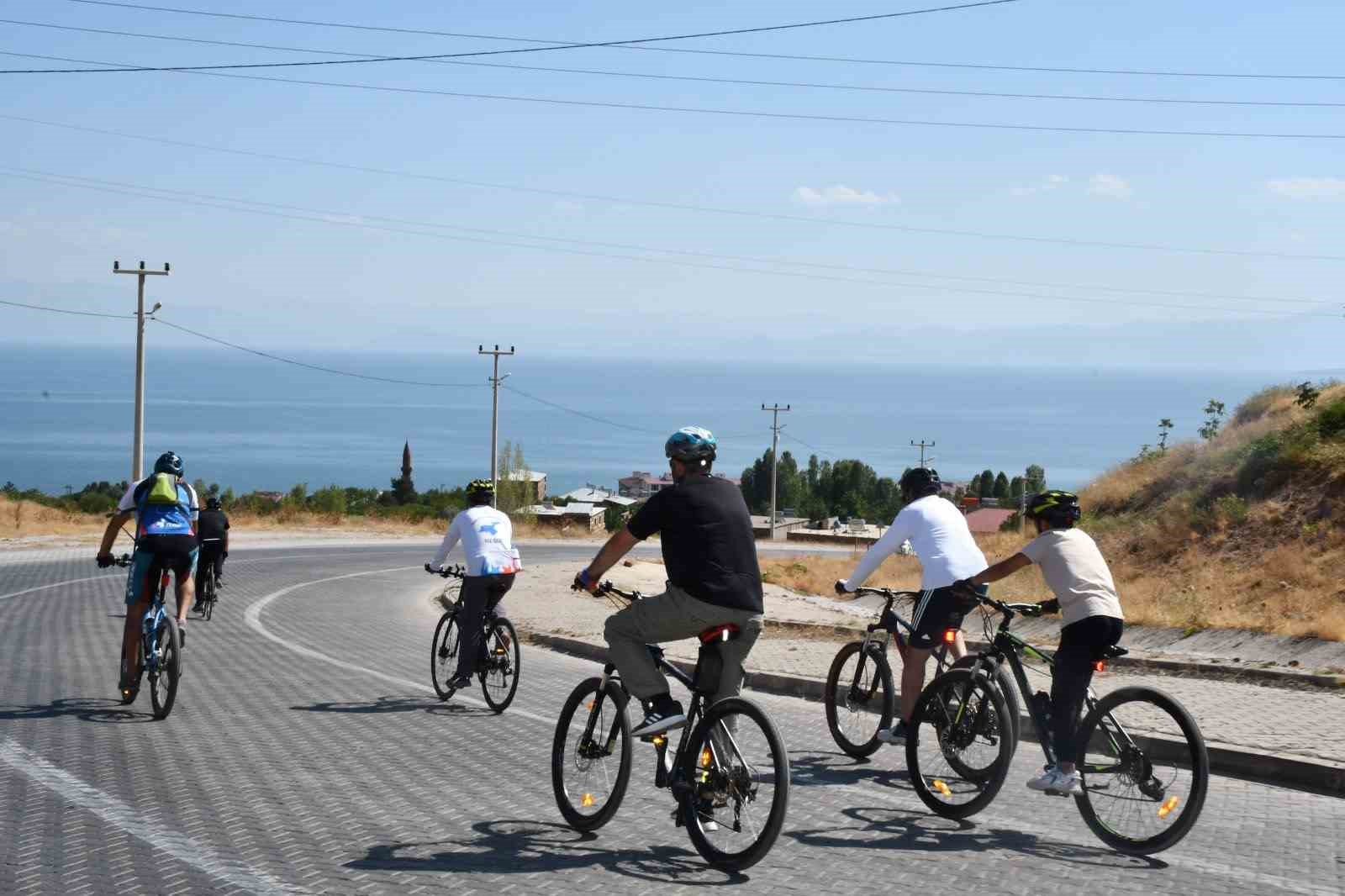 Bisiklet tutkunları Malazgirt&rsquo;ten Ahlat&rsquo;a tarihi rota i&ccedil;in yollara d&uuml;şt&uuml;
