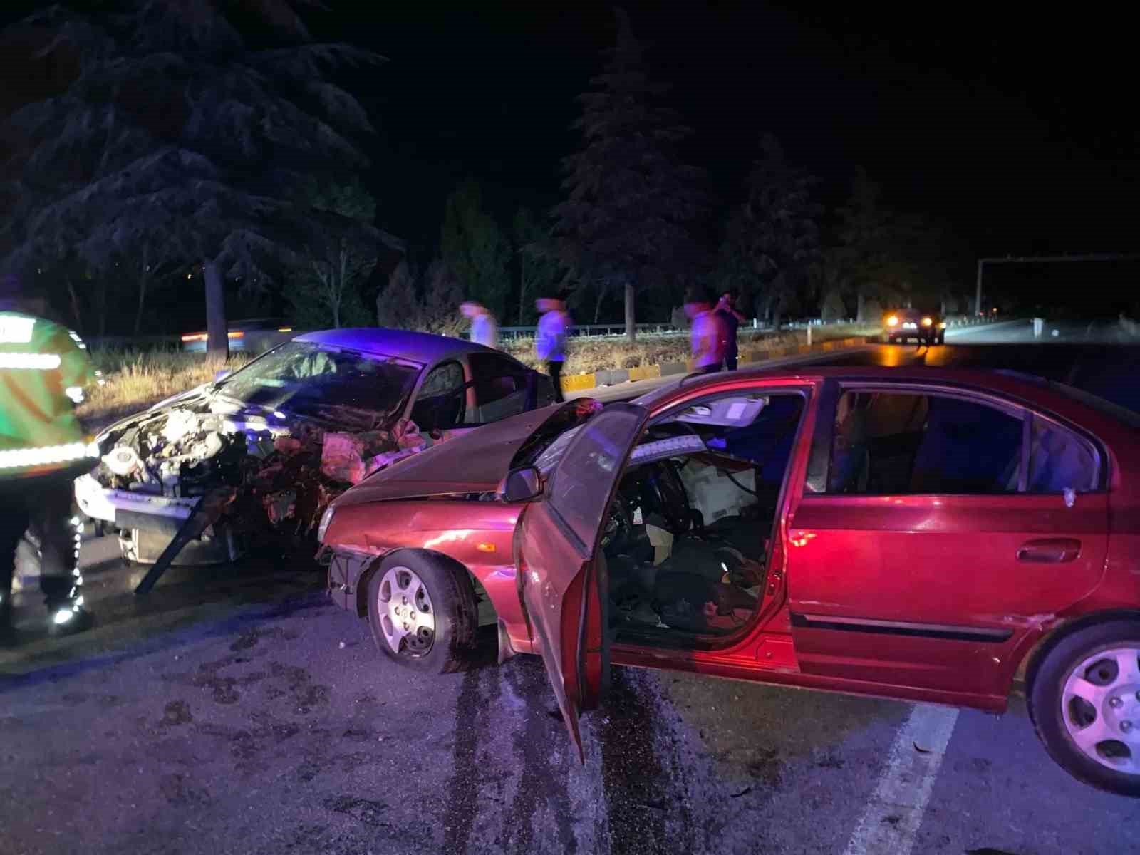 Isparta-Eğirdir kara yolunda otomobiller çarpıştı: 2 yaralı