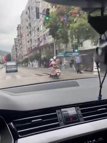 Motosiklette tehlikeli yolculuk
