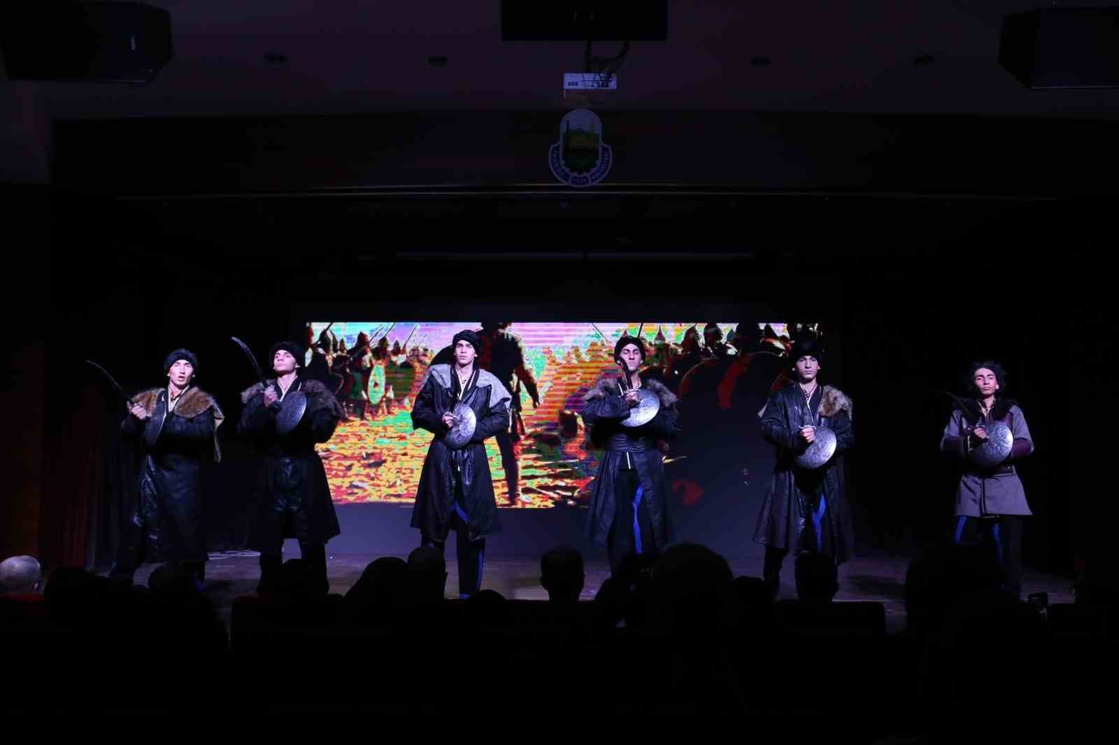 İneg&ouml;l&rsquo;&uuml;n kurtuluşunun 103 yıllık hikayesi sahnede sergilendi
