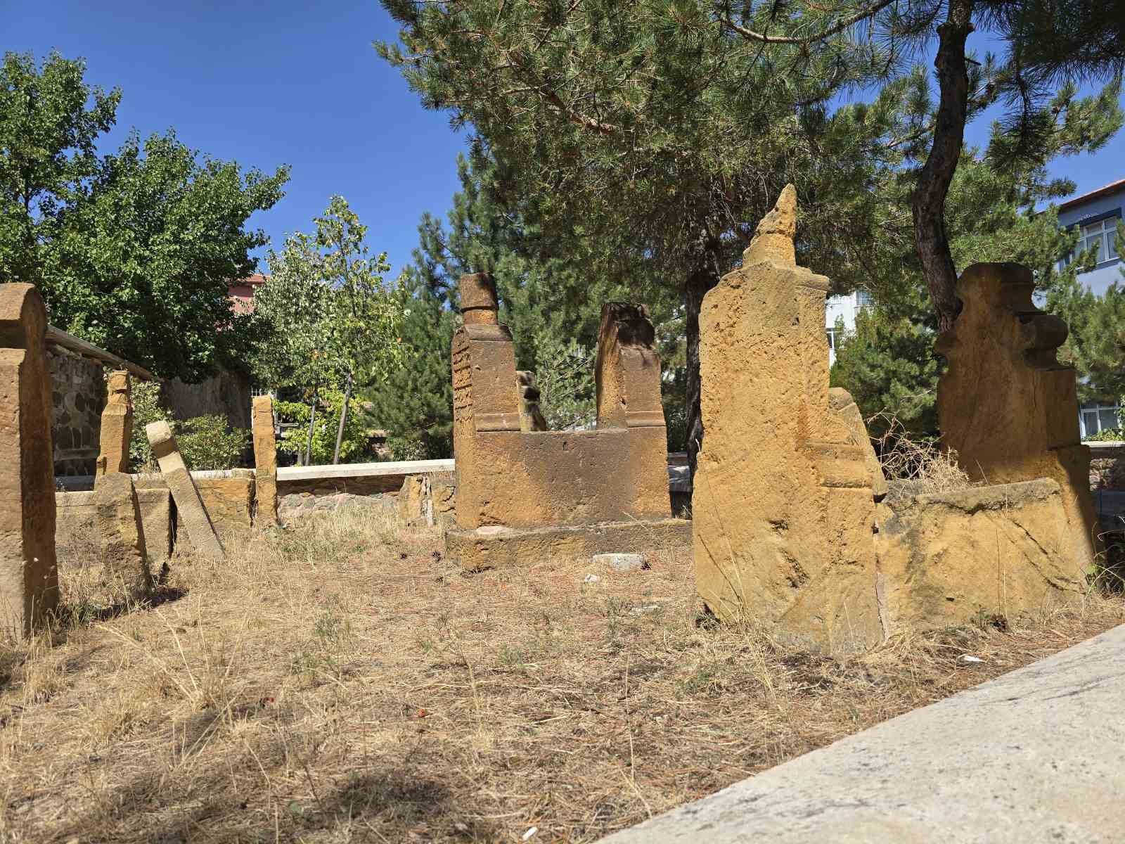 2 asırlık cami, süslemeleriyle dikkat çekiyor