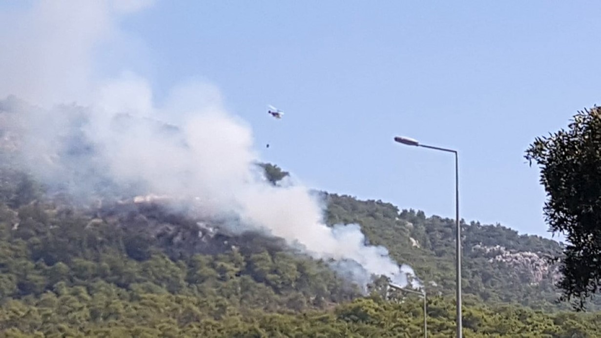 Kemer’de ormanlık alanda çıkan yangına havadan ve karadan müdahale