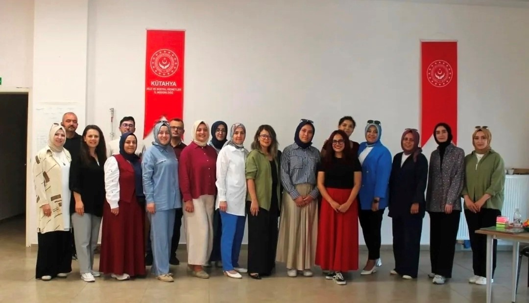 K&uuml;tahya Aile ve Sosyal Hizmetler İl M&uuml;d&uuml;rl&uuml;ğ&uuml; personeline Psikososyal Destek Farkındalık eğitimi
