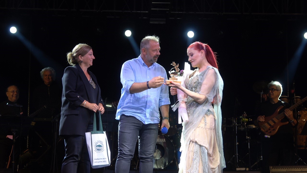 Gömeç’in kurtuluş gününde Candan Erçetin coşturdu