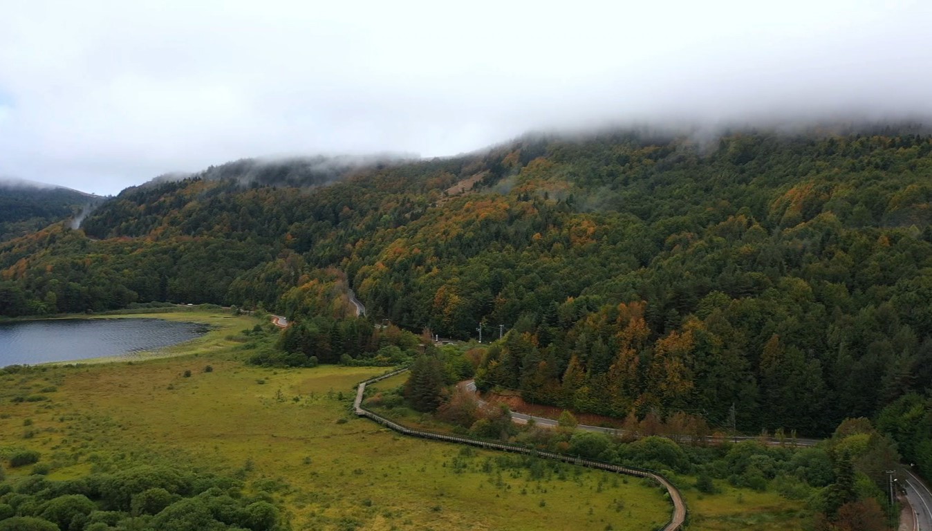 Sonbaharda Abant Gölü’nün eşsiz güzelliği havadan görüntülendi
