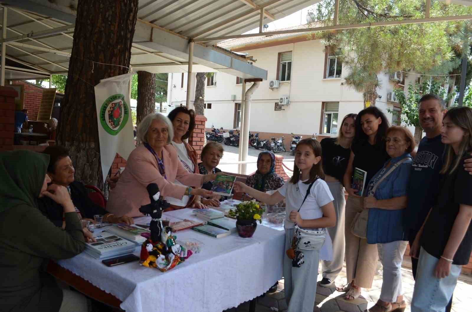 Yazar Emine Ataman Koç’un imza törenine yoğun ilgi