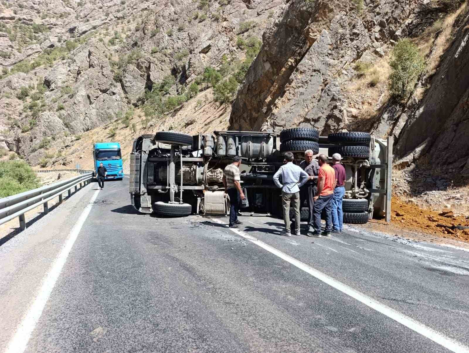 Hakkari&rsquo;de maden y&uuml;kl&uuml; kamyon devrildi:1 yaralı
