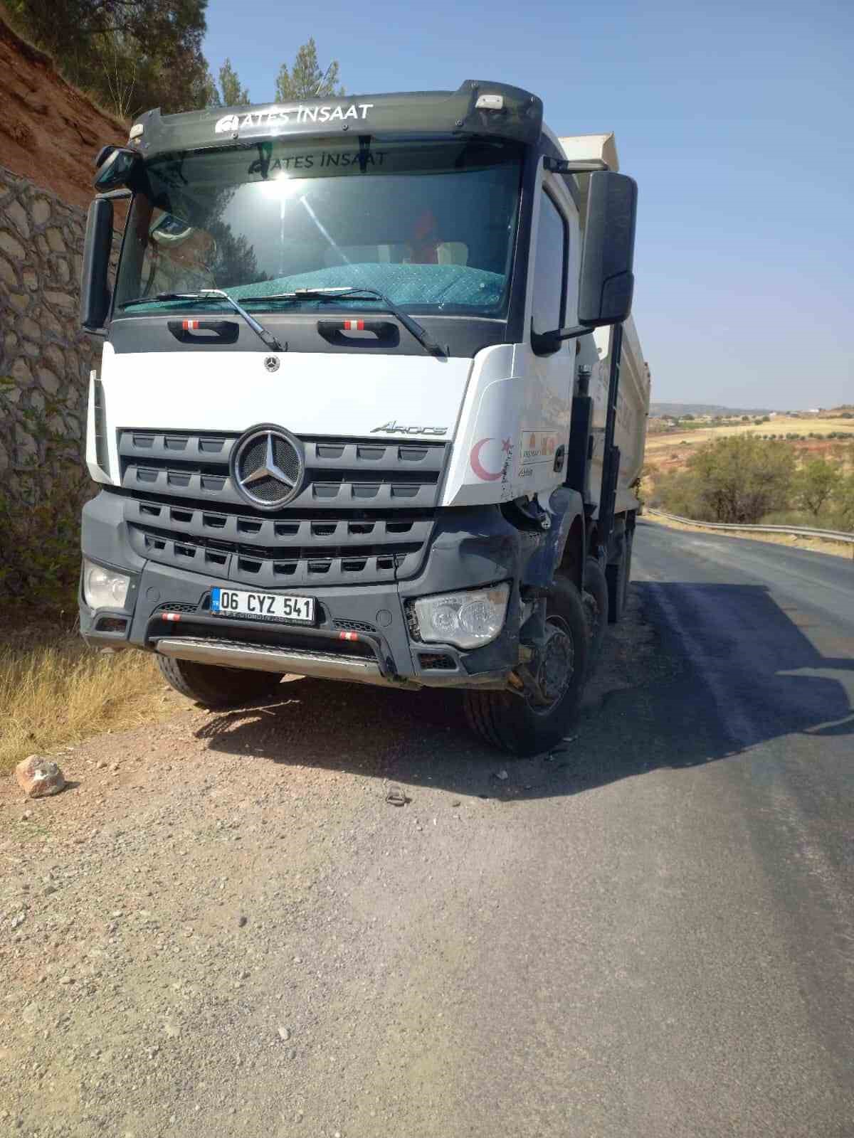 Kamyon ile minib&uuml;s &ccedil;arpıştı: 1 yaralı
