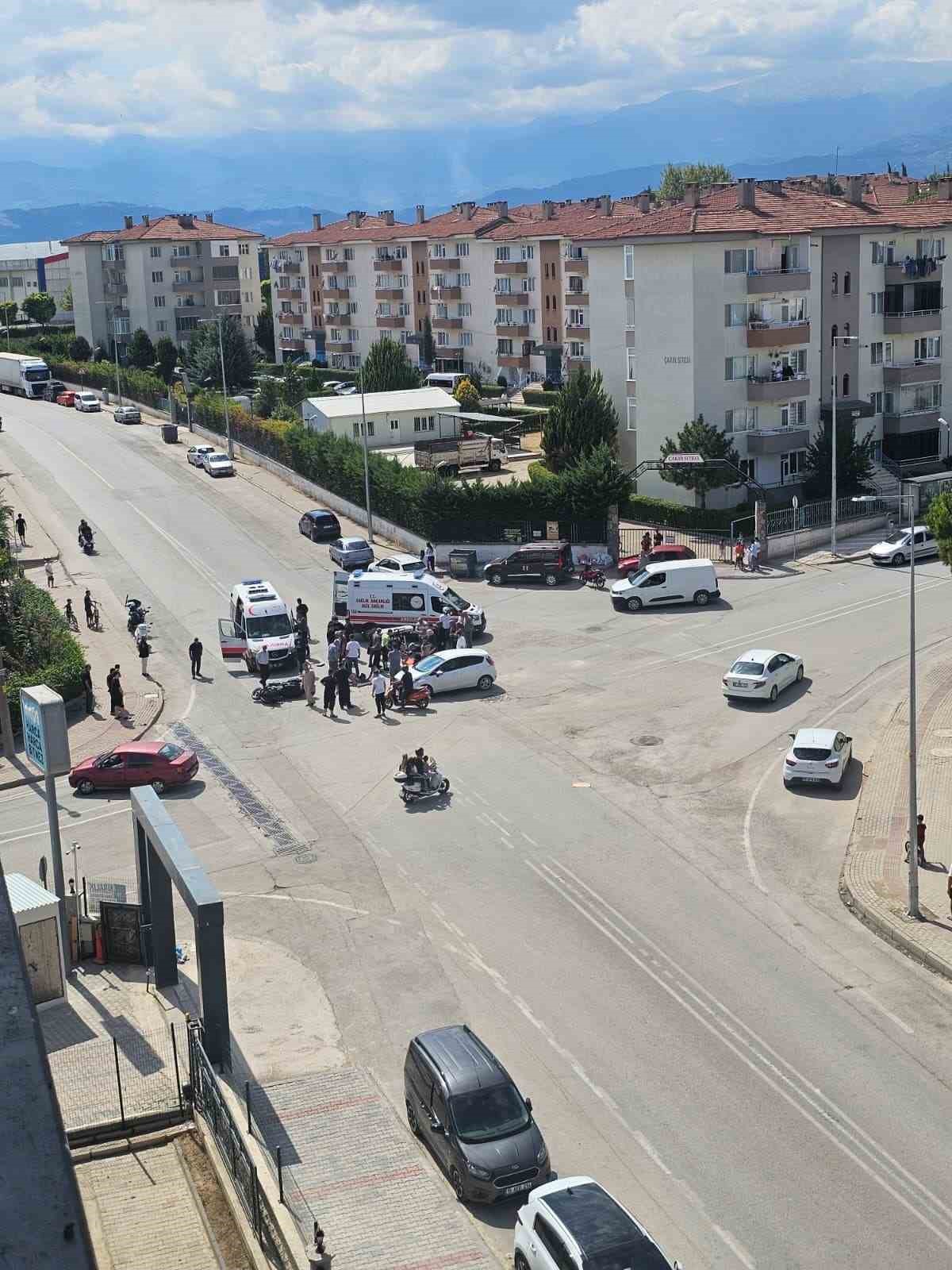 Otomobil ile &ccedil;arpışan motosikletteki &ccedil;ift yaralandı
