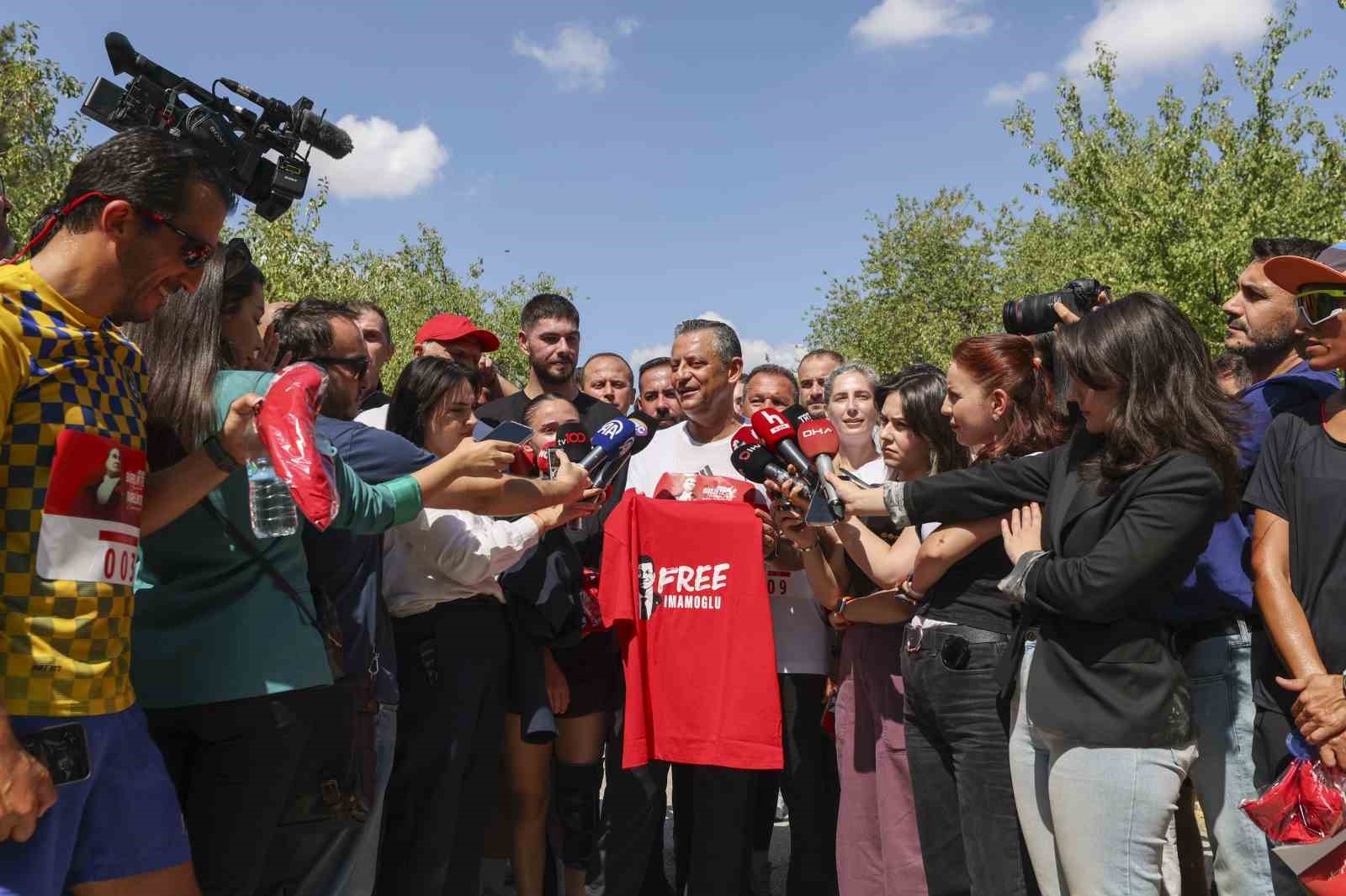 &Ouml;zg&uuml;r &Ouml;zel, CHP 102&rsquo;nci Yıl Koşusu&rsquo;na katıldı
