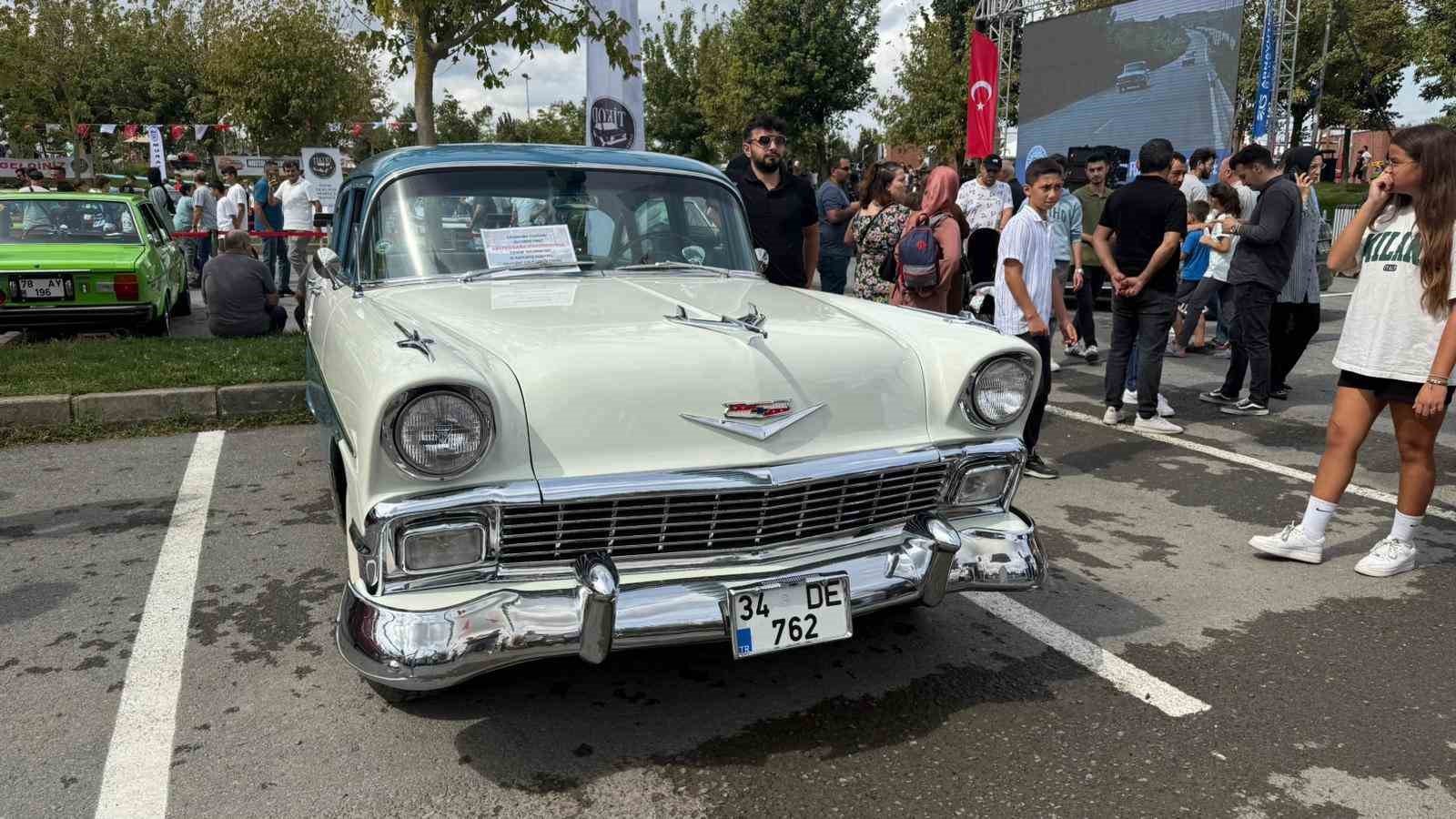 Klasik otomobil tutkunları Arnavutk&ouml;y&rsquo;de bir araya geldi
