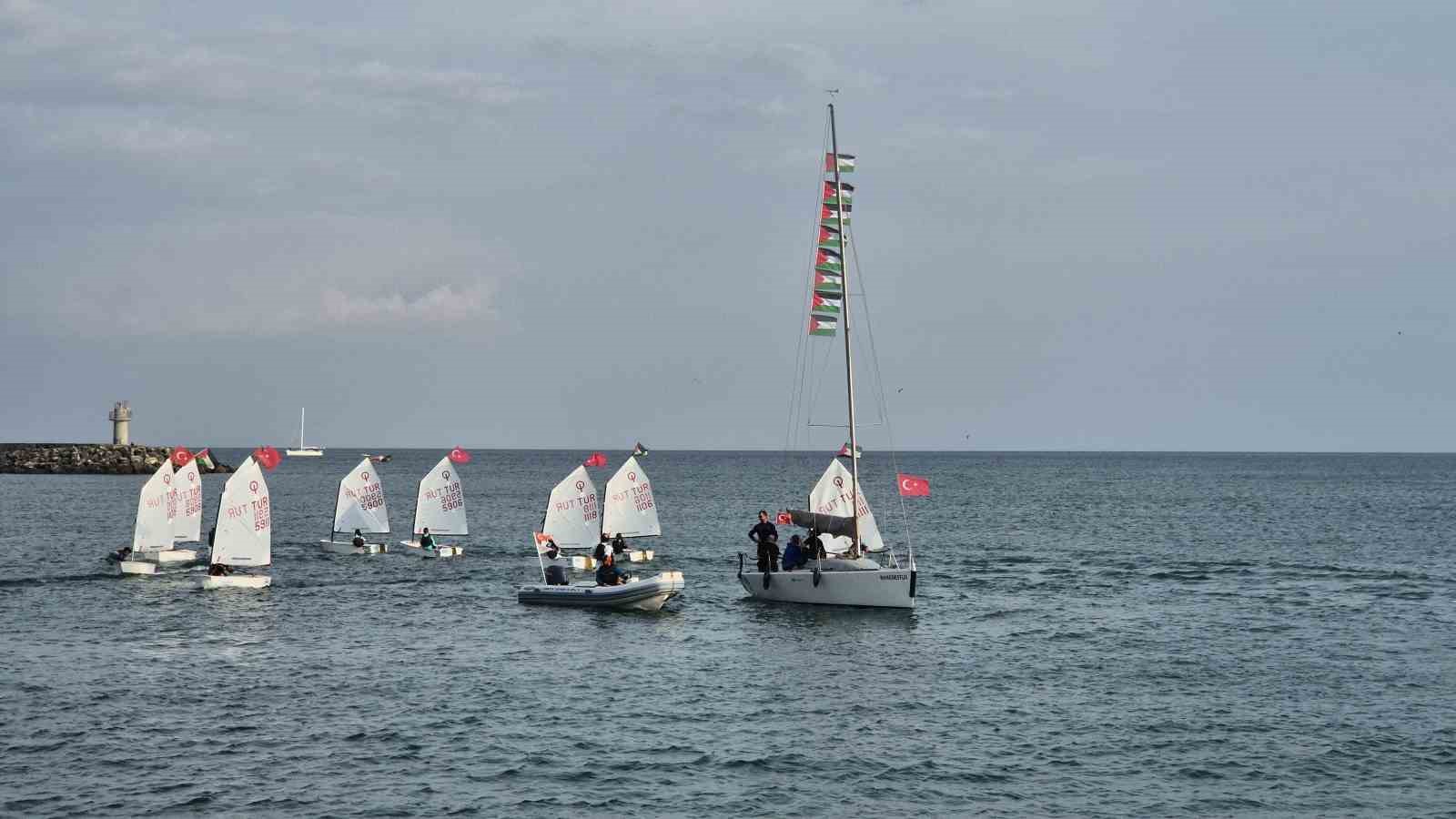 Tekirdağ&rsquo;da Sumud filosuna destek: Balık&ccedil;ı tekneleri T&uuml;rk ve Filistin bayraklarıyla denize a&ccedil;ıldı
