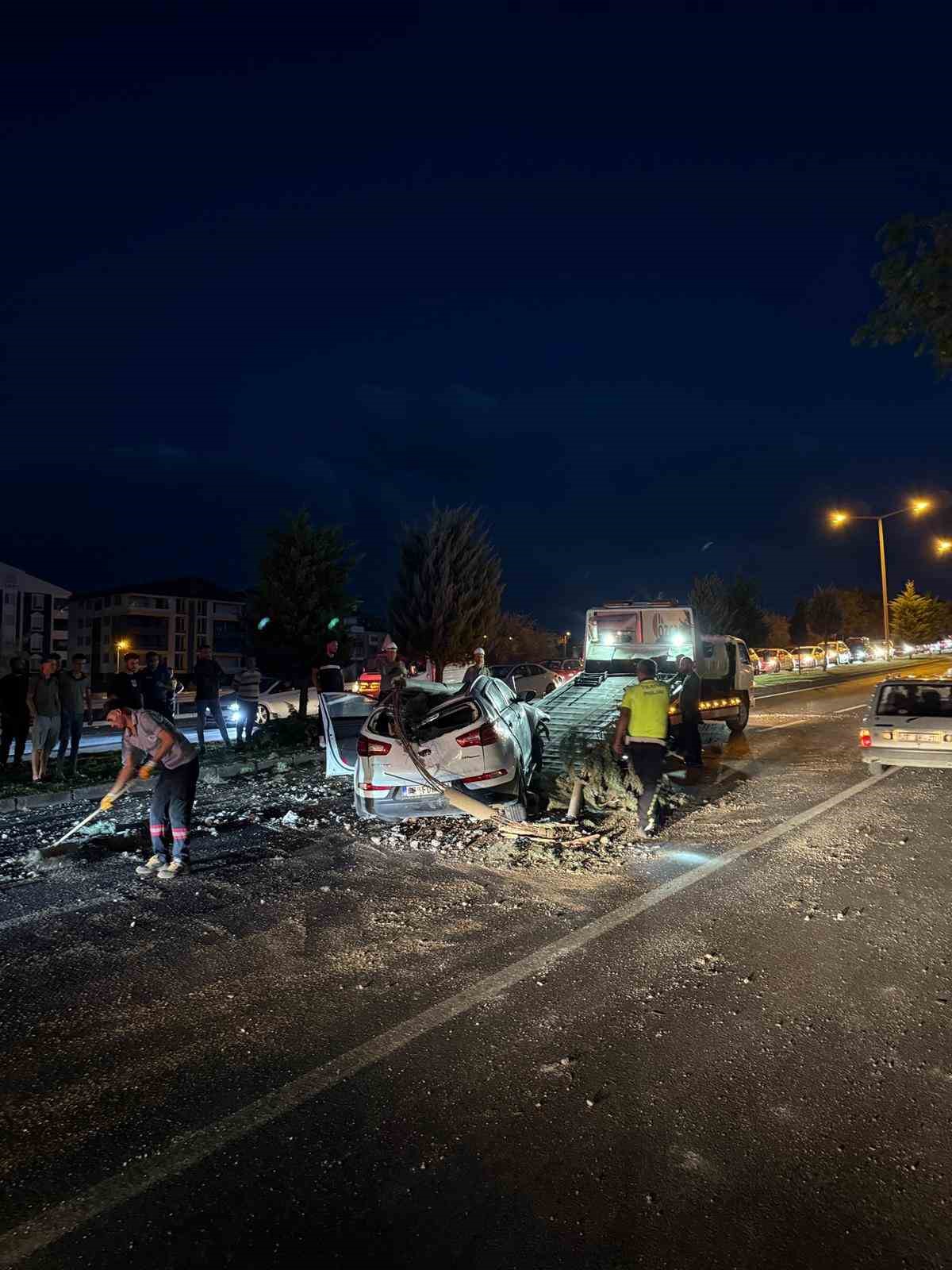 Aydınlatma direği otomobilin &uuml;zerine d&uuml;şt&uuml;: 2 yaralı

