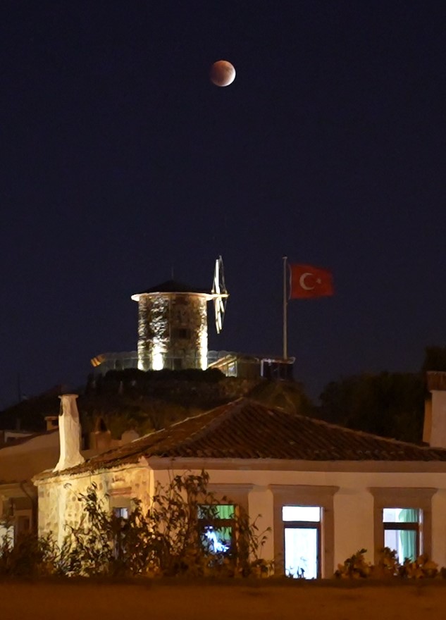 "Kanlı Ay" Ayvalık&rsquo;tan g&ouml;r&uuml;nt&uuml;lendi
