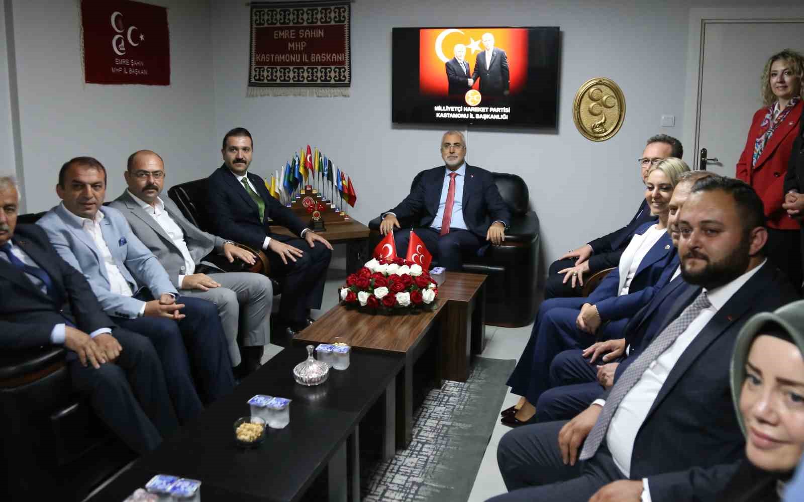 Bakan Işıkhan: "&lsquo;T&uuml;rkiye bu badireyi asla atlatamaz&rsquo; diyenlere inat her seferinde k&uuml;llerimizden yeniden doğmasını bildik"
