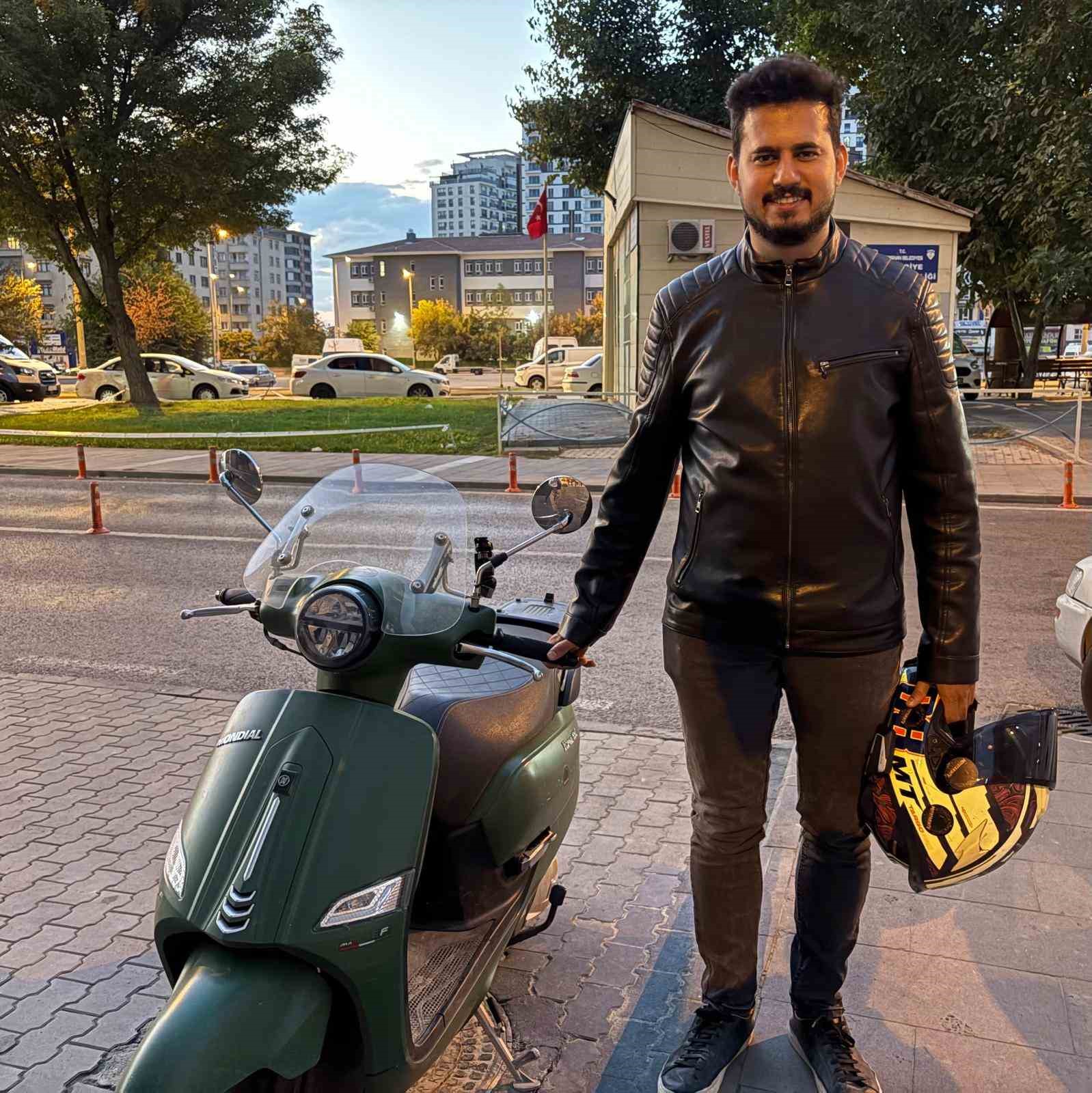 Motosikletli gezgine &ouml;nce hakaret ettiler sonra taşla kovaladılar
