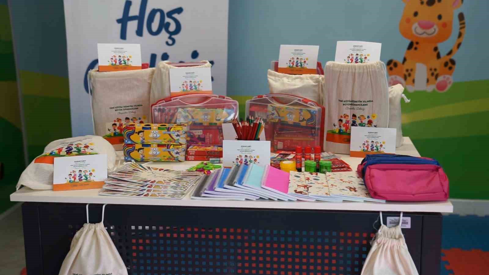 Esenyurt Belediyesi 26 bin &ouml;ğrenciye kırtasiye seti dağıttı
