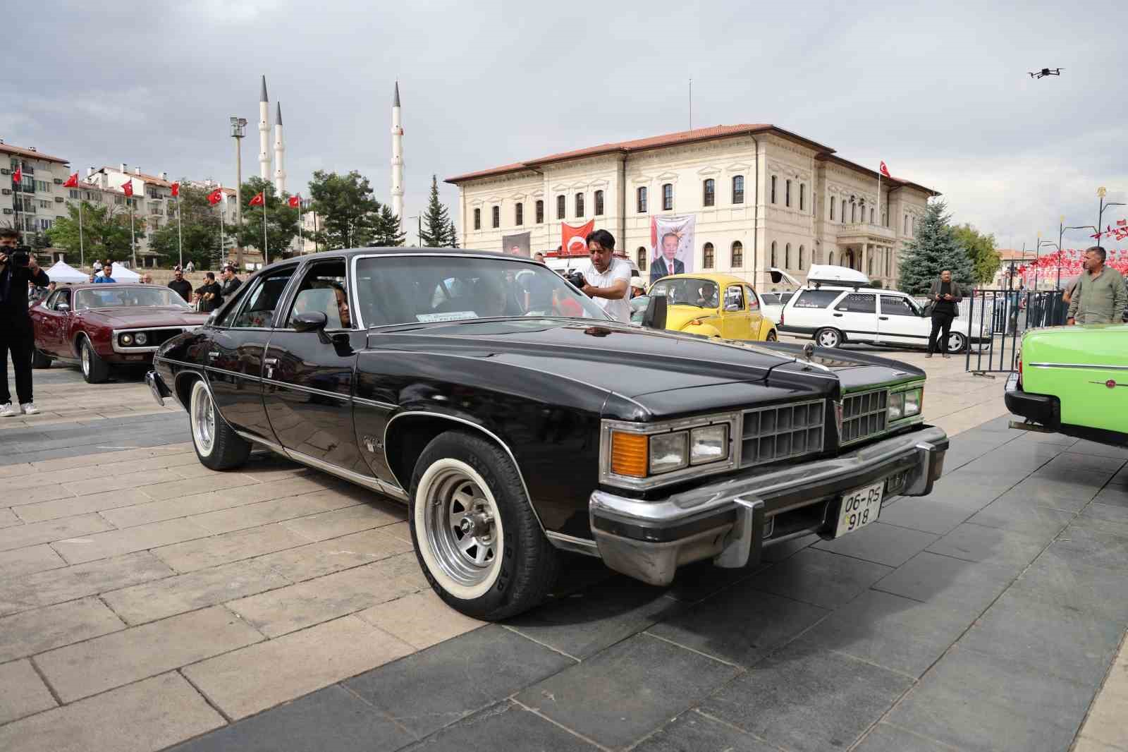 Yıllara meydan okuyan klasik otomobiller görücüye çıktı