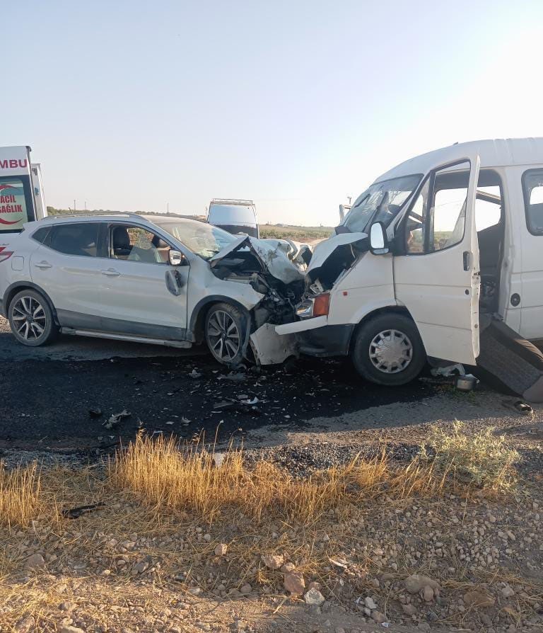 Hilvan’da tarım işçilerini taşıyan minibüs ile otomobil çarpıştı: 10 yaralı