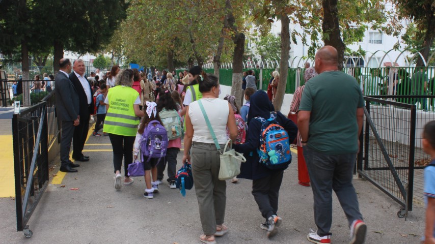 Ders zili çaldı öğrenciler okula koştu