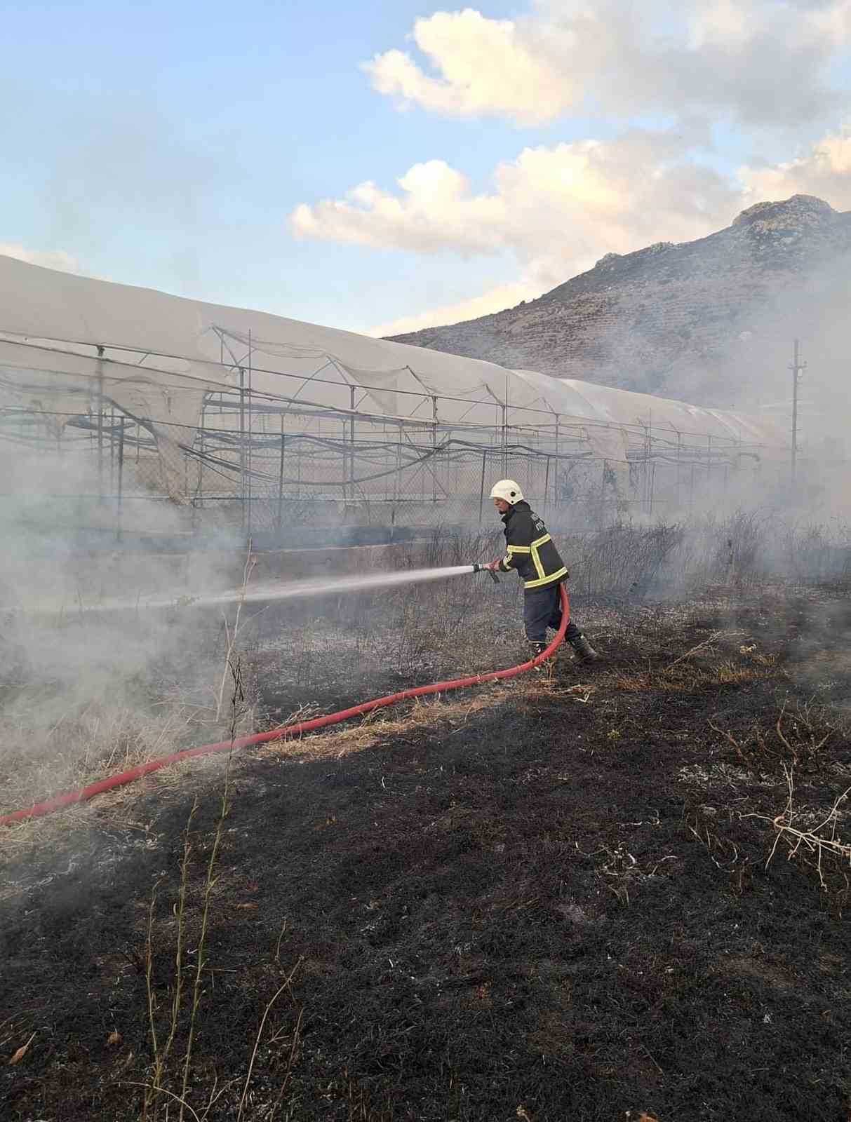 Samandağ&rsquo;da bah&ccedil;e yangını
