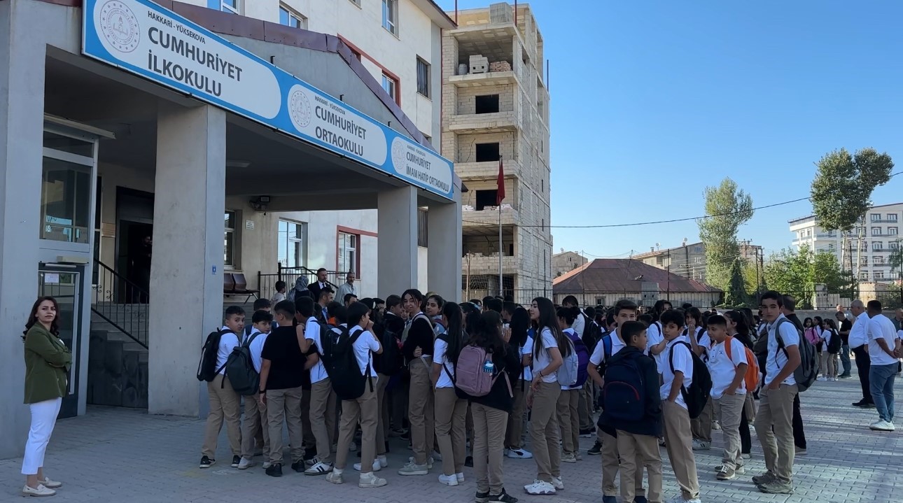 Y&uuml;ksekova&rsquo;da yeni d&ouml;nem başladı: Okullar &ouml;ğrenci sesleriyle yankılandı
