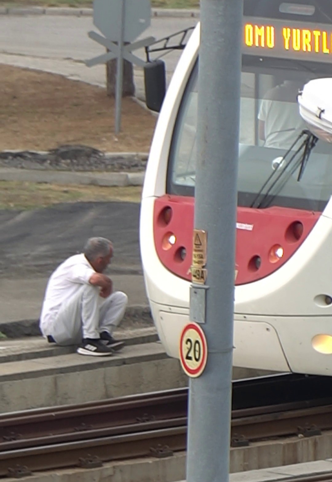 Samsun&rsquo;da tramvay &uuml;st ge&ccedil;idinde şaşkına &ccedil;eviren anlar
